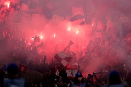 CĐV Benfica hành động xấu xí tại Champions League - Ảnh 1