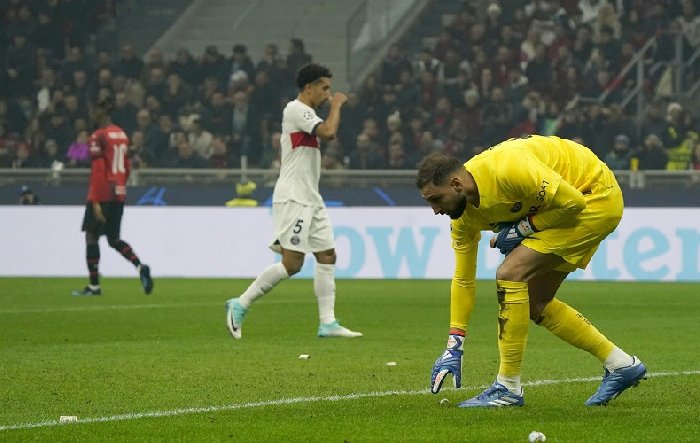 CĐV AC Milan giận giữ, ném mưa tiền giả vào 'người cũ' Donnarumma