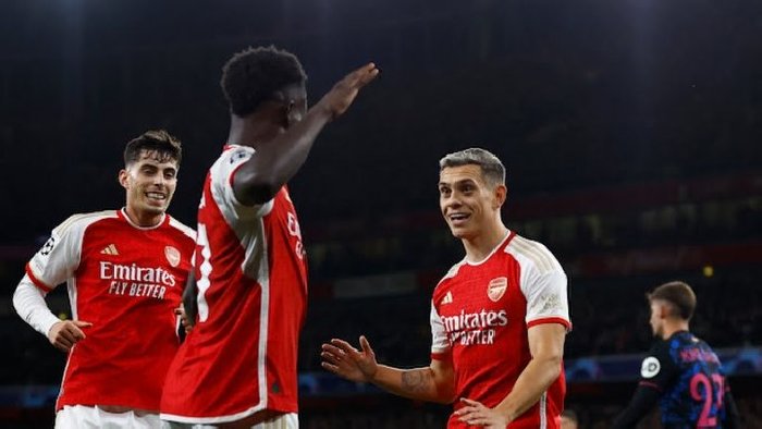 Arsenal đặt một chân vào vòng knock-out Champions League