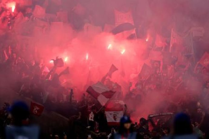 CĐV Benfica có hành động xấu xí tại Champions League