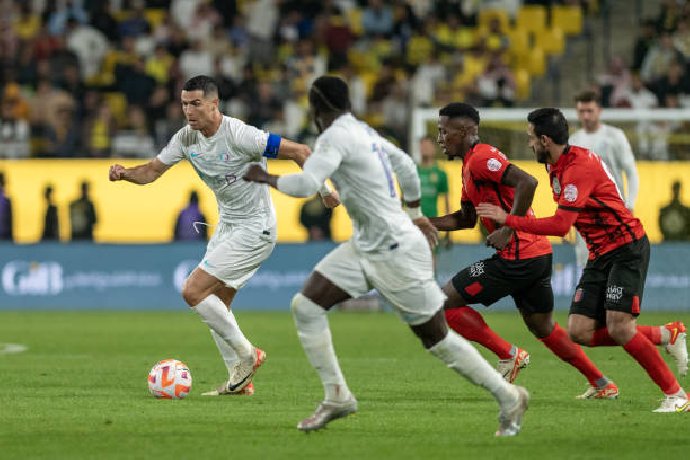 Ronaldo tỏa sáng rực rỡ, Al Nassr trở lại đường đua vô địch