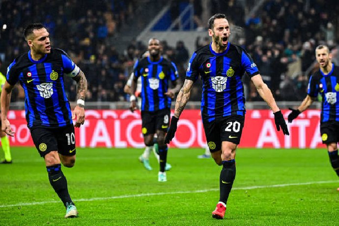 Vòng 15 Serie A: Inter Milan thắng nhờ 3 bàn trong 7 phút, AC Milan thua đau cuối giờ