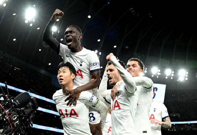 Hủy diệt Newcastle, Tottenham tiến vào top 5 