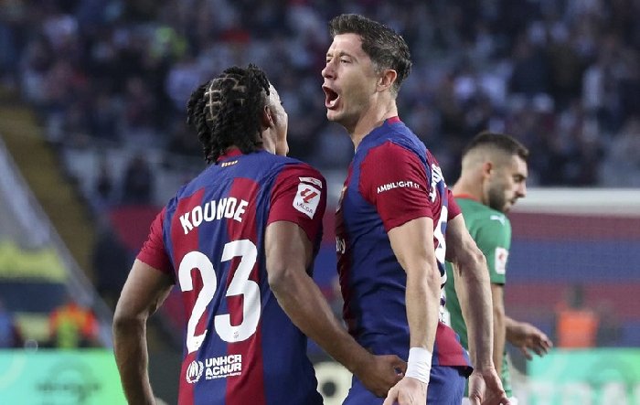 Lewandowski giải tỏa cơn khát bàn thắng, Barca ngược dòng hạ Alaves