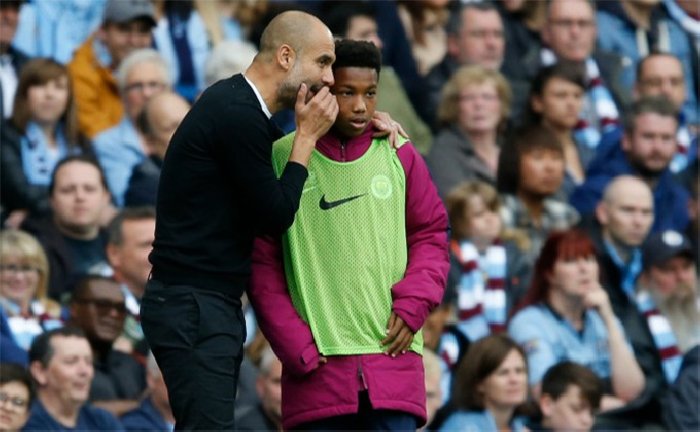 Cậu bé nhặt bóng của Man City đi vào lịch sử Champions League