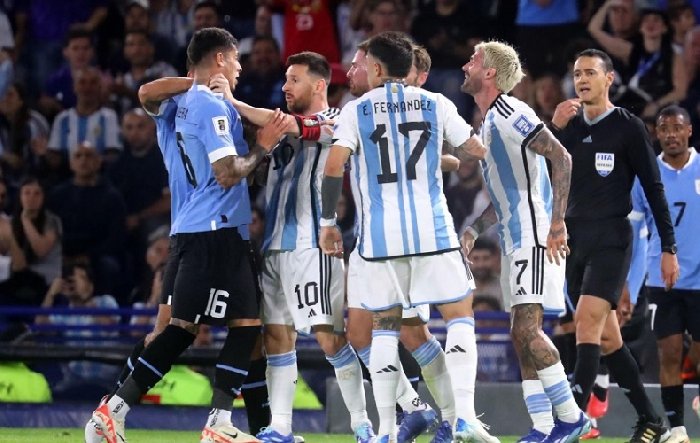 Messi có hành động xấu xí trong ngày Argentina thất bại