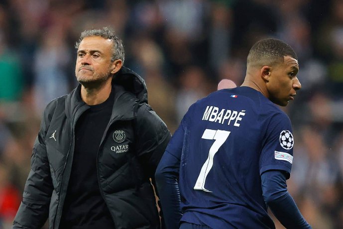 HLV PSG phớt lờ câu hỏi về Mbappe