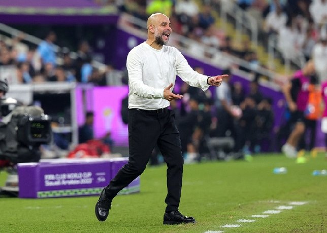 Pep giận giữ vì mặt sân trận Man City vs Urawa Reds quá tệ