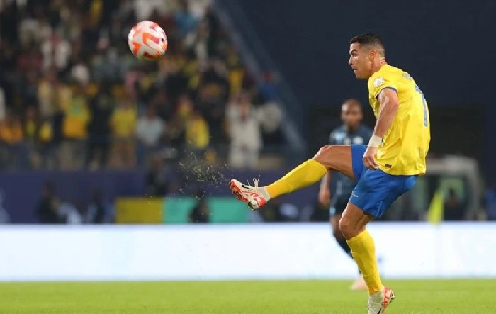 Lập siêu phẩm giúp Al Nassr thắng trận, Ronaldo đi vào lịch sử