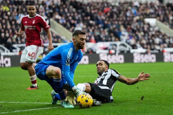 Newcastle thua ngược vì 1 hattrick trong 15 phút