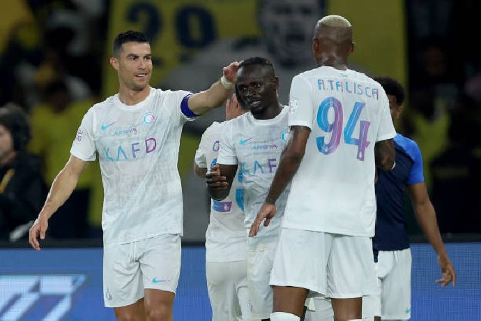 Ronaldo và Mane lập cú đúp giúp Al Nassr 'hủy diệt đôi bóng của Benzema