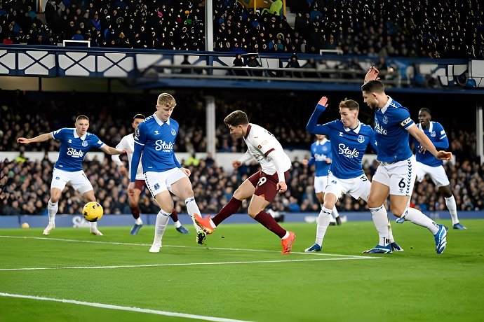 Ngược dòng hạ Everton, Man City quay trở lại với top 4