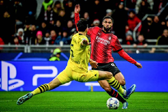 Đẩy AC Milan xuống đáy, Dortmund vượt qua bảng tử thần