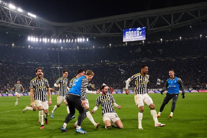 Hạ AS Roma, Juventus 'phả hơi nóng' vào gáy Inter Milan